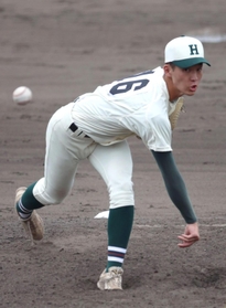 報徳-市和歌山　６回から３番手として登板した報徳の籔内。公式戦初出場ながら２イニングを零封した＝大阪シティ信用金庫スタジアム（撮影・長嶺麻子）