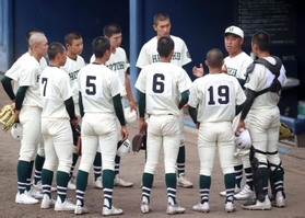 報徳-市和歌山　５点を奪われた３回を終え、ナインに話をする報徳の大角監督（右から２人目）＝大阪シティ信用金庫スタジアム（撮影・長嶺麻子）