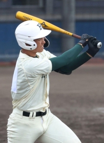 報徳-市和歌山　７回表報徳２死一塁、石野が適時三塁打を放つ＝大阪シティ信用金庫スタジアム（撮影・長嶺麻子）
