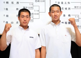 兵庫大会の注目選手として、互いに健闘を誓う報徳の堀柊那（左）と坂井陽翔＝明石市民会館（撮影・鈴木雅之）