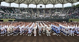 開会式で整列する選手ら＝２５日午前、姫路市、ウインク球場（撮影・斎藤雅志）