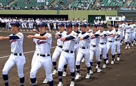 開会式で堂々と行進する選手たち＝いずれも姫路市ウインク（撮影・斎藤雅志）