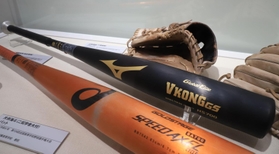 下関国際との決勝戦で満塁本塁打を放った仙台育英・岩崎生弥選手のバット（黒）＝西宮市甲子園町、甲子園歴史館（撮影・吉田敦史）