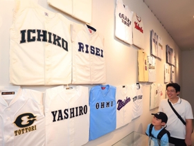 第１０５回全国高校野球選手権大会に出場するチームのユニホーム。下段の左から二つ目が兵庫代表・社＝西宮市甲子園町、甲子園歴史館（撮影・吉田敦史）