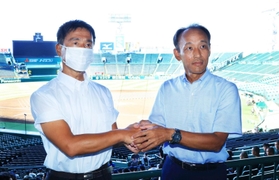 初戦を前に、日大三の三木有造監督（右）と握手をする社の山本巧監督＝甲子園（撮影・鈴木雅之）