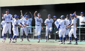 県尼崎工-育英　７回に２点を先制し、喜ぶ県尼崎工ナイン＝姫路市ウインク