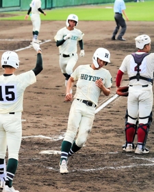 関学－報徳　２回表報徳１死二、三塁、間木の右中間への二塁打で山岡（手前）と渡辺（奥）が生還し、３－０とする＝明石トーカロ