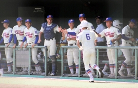 神戸国際大付-東播工　１回裏の攻撃で先制ホームを踏んだ田村（６）を迎え入れる神戸国際大付ナイン＝姫路市ウインク