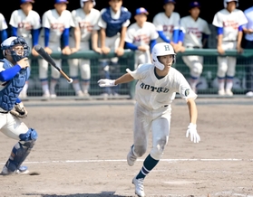 報徳-神戸国際大付　４回裏報徳２死満塁　安井が右越えに走者一掃の適時打を放つ＝明石トーカロ（撮影・中西幸大）