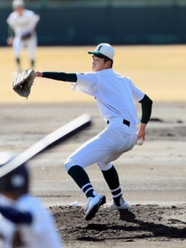 神戸弘陵との練習試合で３回を２安打無失点と好投した報徳の今朝丸（撮影・吉田敦史）