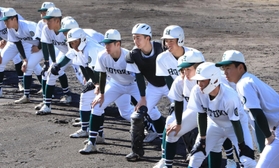 神戸弘陵との練習試合に臨む報徳ナイン＝高砂球場（撮影・吉田敦史）