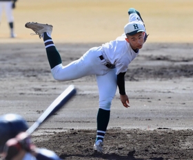 神戸弘陵との練習試合で３回無失点と好投した報徳の星山＝高砂球場（撮影・吉田敦史）