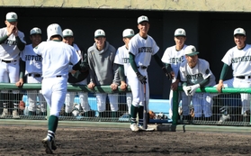 報徳-神戸弘陵　２回表報徳２死、先制の本塁打を放った辻本侑弥（手前）を迎える報徳ナイン＝高砂球場（撮影・吉田敦史）