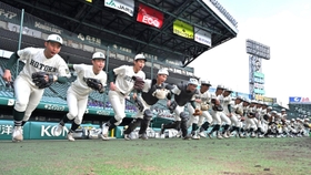 元気よくグラウンドに駆け出す報徳ナイン＝１３日午後、西宮市の甲子園球場（撮影・斎藤雅志）