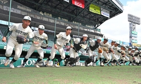元気よくグラウンドに駆け出す報徳ナイン＝１３日午後、西宮市の甲子園球場（撮影・斎藤雅志）