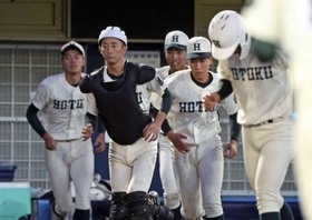 近畿大会準々決勝で大阪桐蔭に敗れ、肩を落とす報徳ナイン＝２０２３年１０月２８日、大阪市の大阪シティ信用金庫スタジアム