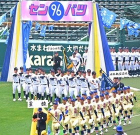 「第９６回選抜高校野球大会」の開会式リハーサルで行進する日本航空石川と星稜の選手たち＝１７日午前、兵庫県西宮市の甲子園球場（撮影・斎藤雅志）