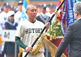 「第９６回選抜高校野球大会」の開会式リハーサルで準優勝旗を返還する報徳の間木歩主将＝１７日午前、兵庫県西宮市の甲子園球場（撮影・斎藤雅志）