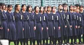 「第９６回選抜高校野球大会」の開会式リハーサルで合唱を披露する神戸山手女子高の生徒ら＝１７日午前、兵庫県西宮市の甲子園球場（撮影・斎藤雅志）
