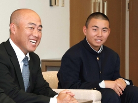 ２年連続のセンバツ準優勝について振り返る報徳の大角健二監督（左）と間木歩主将＝２３日午後、神戸市中央区東川崎町１（撮影・笠原次郎）