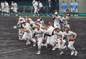 報徳に勝利し、笑顔でスタンドへあいさつに向かう東洋大姫路の選手たち＝２９日午後、姫路市のウインク球場（撮影・風斗雅博）