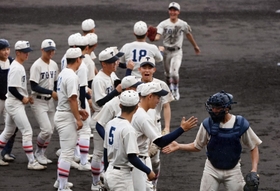 報徳に勝利し、笑顔でマウンドへ向かう東洋大姫路の選手たち＝２９日午後、姫路市のウインク球場（撮影・風斗雅博）