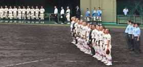 報徳に勝利し、笑顔で校歌を歌う東洋大姫路の選手たち＝２９日午後、姫路市のウインク球場（撮影・風斗雅博）