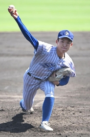 明石商ー須磨翔風　力投する須磨翔風の先発常見＝明石トーカロ（撮影・大田将之）