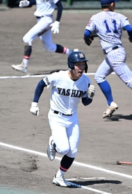 社-須磨翔風　６回表社２死満塁、反撃の口火を切るタイムリーを放ち、ほえながら一塁へ向かう６番戸田＝明石トーカロ（撮影・大田将之）