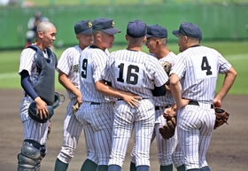 明石商-京都国際　序盤から攻め込まれ、マウンドに集まる明石商ナイン＝明石トーカロ（撮影・大田将之）