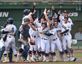午後１時から行われた昨年の兵庫大会決勝。優勝して喜ぶ社ナイン＝２０２３年７月27日、神戸市須磨区、ほっともっとフィールド神戸