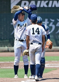 午後１時から行われた昨年の高校野球選手権兵庫大会決勝。猛暑の中、汗を拭う明石商の選手＝２０２３年７月27日、神戸市須磨区、ほっともっとフィールド神戸