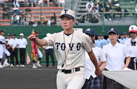 背中に番号のない東洋大姫路・桐田副将、小気味よく行進先導