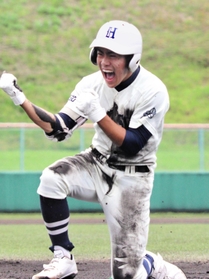 白陵－浜坂　１回裏浜坂無死、岡野がランニング本塁打を放つ＝豊岡こうのとり