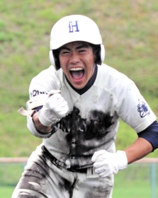 白陵－浜坂　１回裏浜坂無死、岡野がランニング本塁打を放つ＝豊岡こうのとり