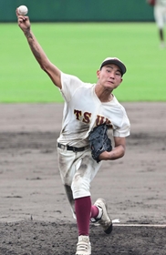 三木-津名　７回途中からリリーフする津名・遠田＝明石トーカロ（撮影・大田将之）