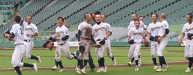 神戸弘陵-西宮今津　試合に勝利し、喜ぶ西宮今津ナイン＝ほっともっと神戸