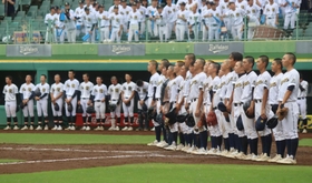 神戸弘陵-西宮今津　試合に勝利し整列する西宮今津ナイン（手前）。奥は敗れた神戸弘陵ナイン＝ほっともっと神戸