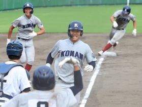 西宮今津-甲南　９回裏甲南無死満塁、漣の適時二塁打で生還する熊谷。二走新井（左端）と一走江渕（右奥）も続き、４-４の同点に追い付く＝明石トーカロ（撮影・小林良多）