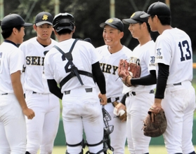 報徳-星陵　ピンチで山端（右から２人目）を囲む星陵ナイン＝尼崎市ベイコム