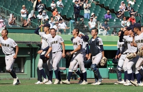 東洋大姫路を１-０で下した明石商ナイン＝ほっともっとフィールド神戸（撮影・笠原次郎）