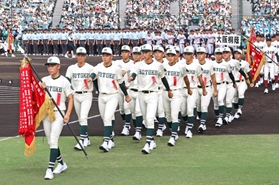 開会式で堂々と行進する報徳の選手＝７日午前、西宮市の甲子園球場（撮影・小林良多）