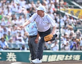 始球式でマウンドに立った元プロ野球巨人の江川卓さん＝７日午前、西宮市の甲子園球場（撮影・大田将之）