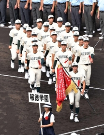 開会式で行進する報徳の選手たち（撮影・大田将之）