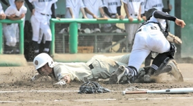 小野－北摂三田　２回表小野１死満塁、堀下の左犠飛で福永が生還し、４－０とする＝尼崎市ベイコム