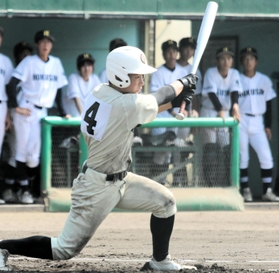 小野-北摂三田　２回表小野無死満塁、永井の中前適時打で１人かえり、２-０とする＝尼崎市ベイコム