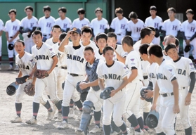 準決勝進出を決めた三田学園ナイン＝明石トーカロ（撮影・中西幸大）