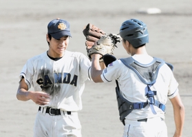 西宮東に勝って準決勝進出を喜ぶ三田学園の熊野＝明石トーカロ（撮影・中西幸大）