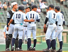 智弁和歌山－神院大付　６回裏智弁和歌山２死一、二塁、マウンドに集まる神院大付ナイン（撮影・斎藤雅志）