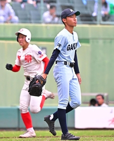 智弁和歌山－神院大付　４回裏智弁和歌山１死、智弁和歌山に３点目を許して肩を落とす神院大付の浅中（右）（撮影・斎藤雅志）